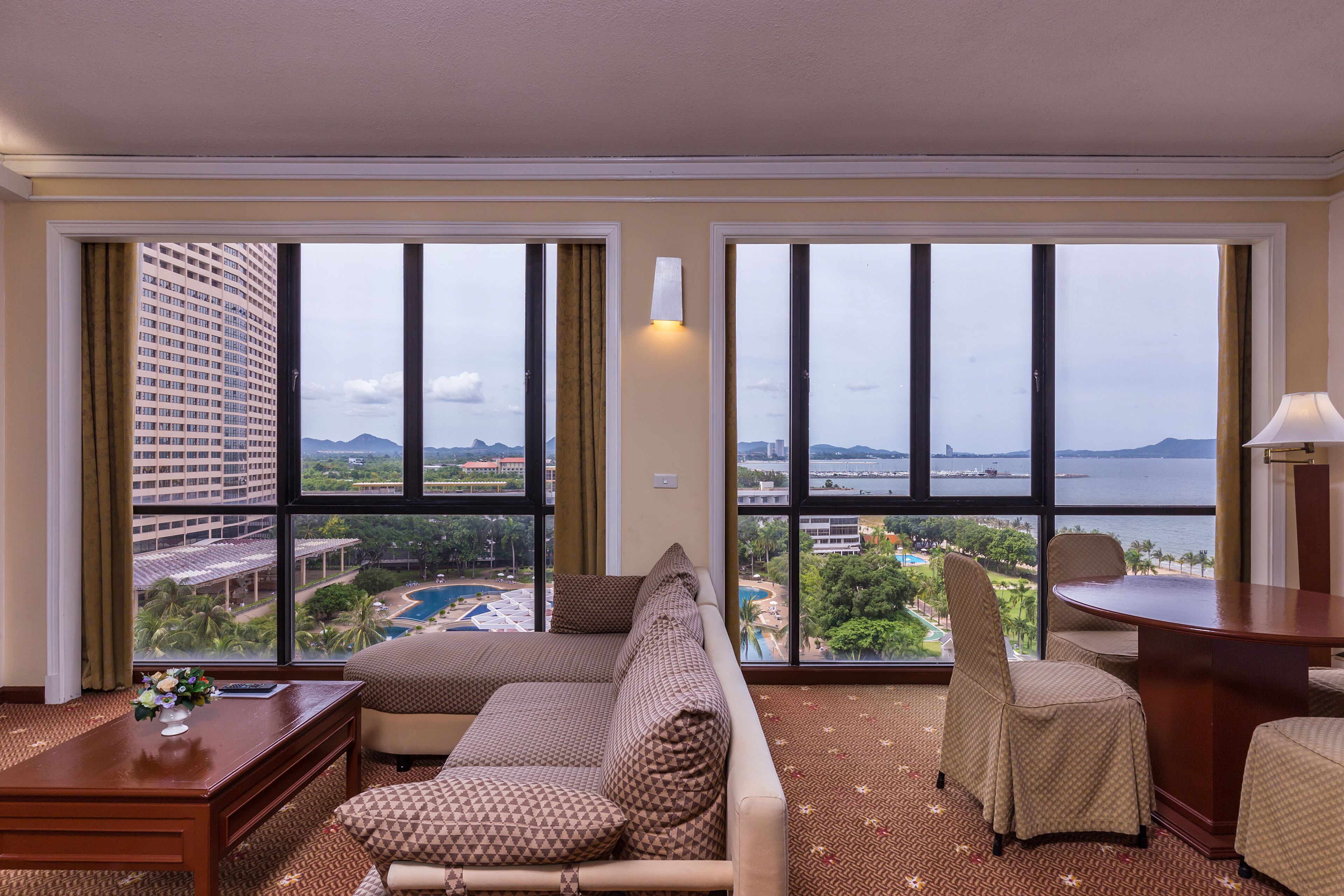 Grand Suite | Living room | TV
