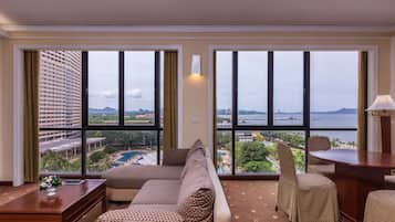 Grand Suite | Living room | TV