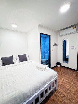 Superior Double Room, Non Smoking, Private Bathroom - Diff Hostel (Bangkok)