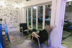 Lobby sitting area - Diff Hostel (Bangkok)