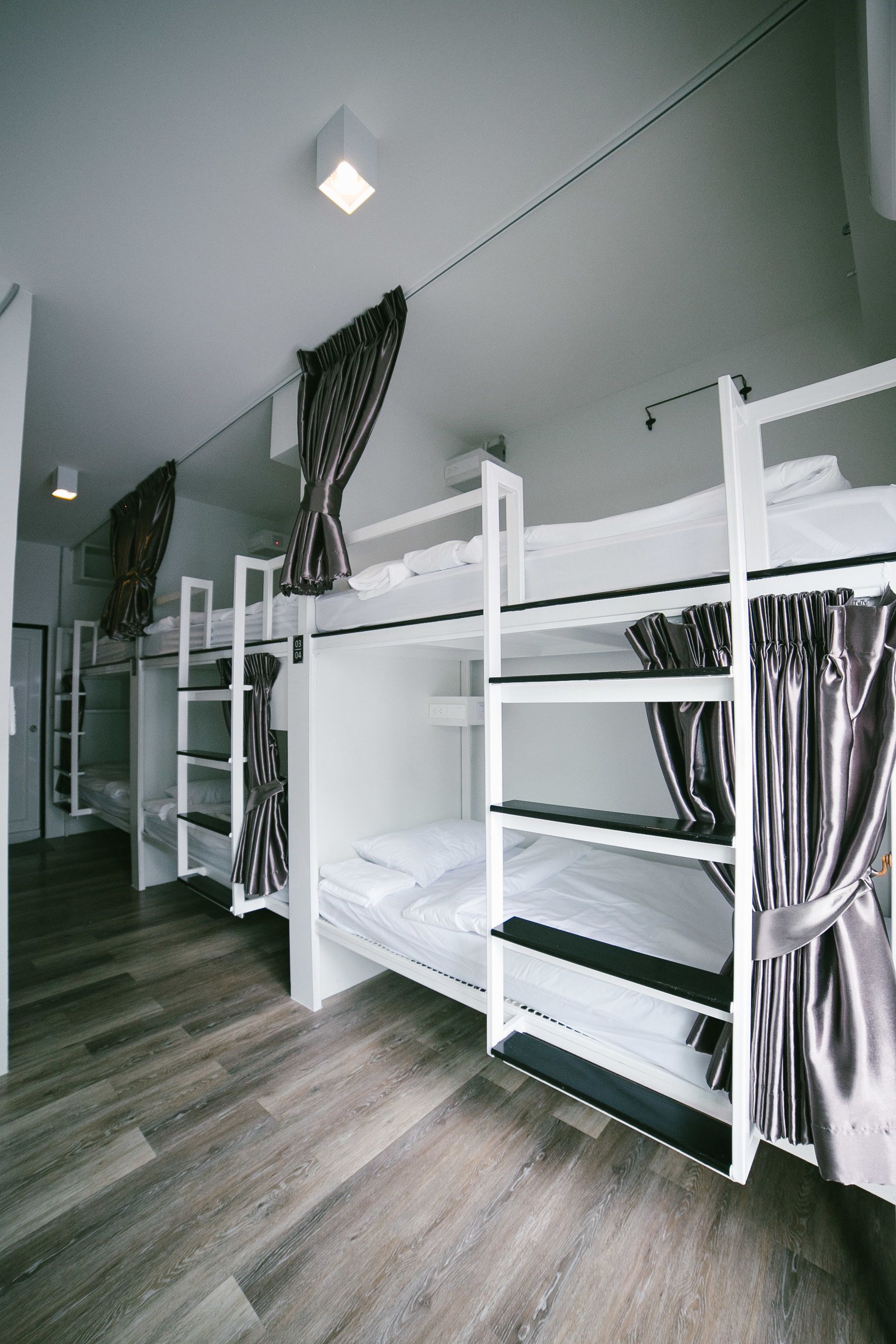 Budget family room with en-suite bathroom | Pillowtop beds, free WiFi, bed sheets