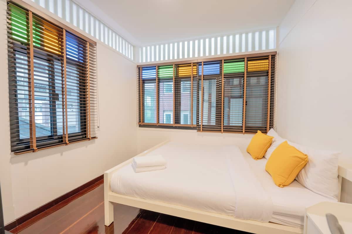 Quarto solteiro superior, 1 cama King, para não fumantes, suíte | Camas com colchões pillow-top, Wi-Fi de cortesia, roupa de cama