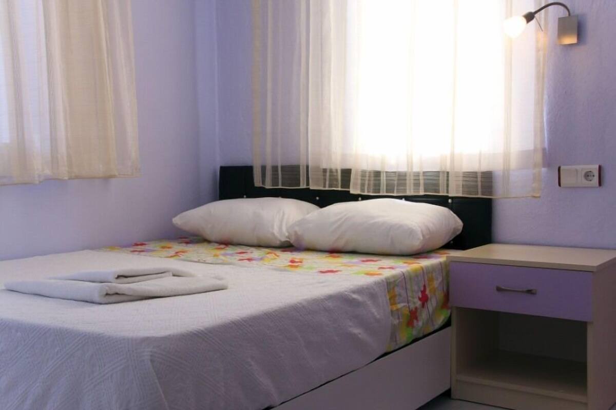 Chambre Double Standard | Bureau, lits bébé (gratuits), lits pliants/supplémentaires