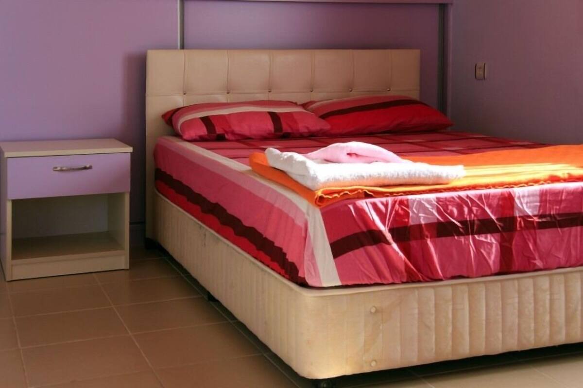 Chambre Triple | Bureau, lits bébé (gratuits), lits pliants/supplémentaires