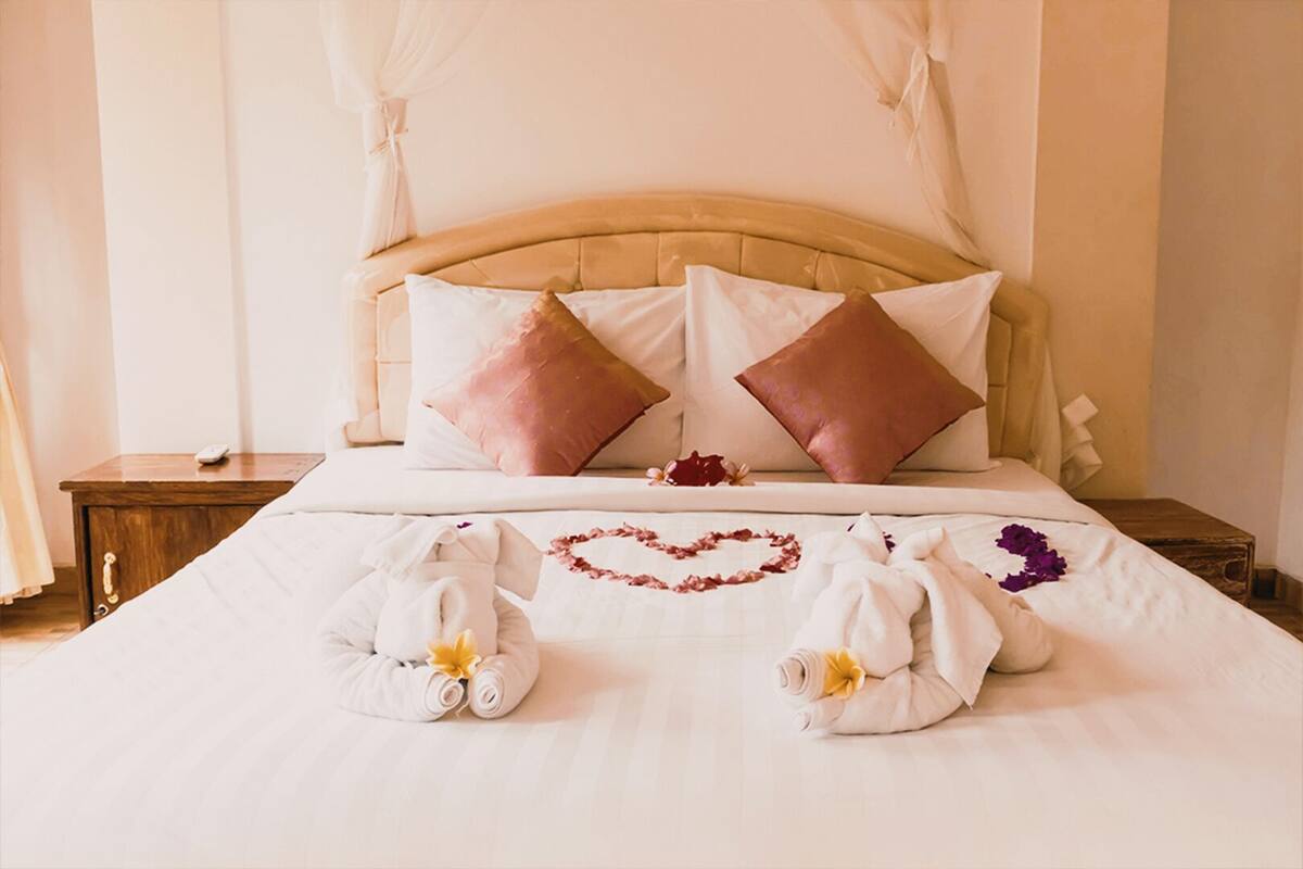 Iron/ironing board, free WiFi, bed sheets