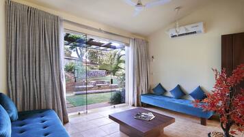 Premium-Villa (Renovated, Best Location) | Wohnbereich | 32-Zoll-LED-Fernseher mit Satellitenempfang, Fernseher