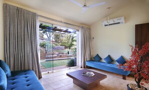 Vil·la prèmium (Renovated, Best Location) | Sala d'estar | Televisor LED de 32 polzades amb canals per satèl·lit i televisor 