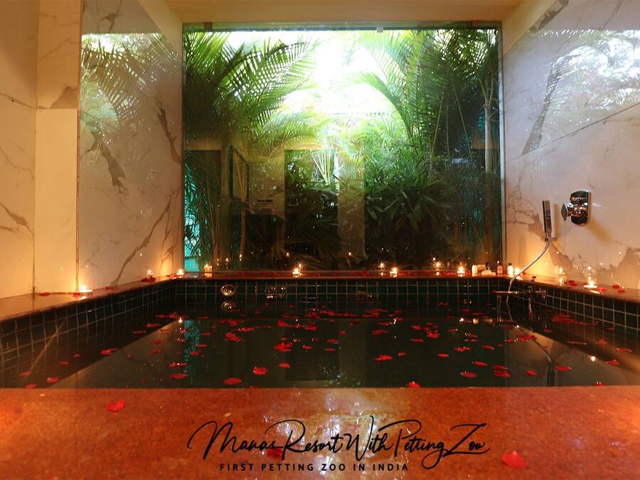 Royal Villa (Luxury Villa, In-Room Mini Pool) | Bathroom | Combined shower/tub, designer toiletries, towels