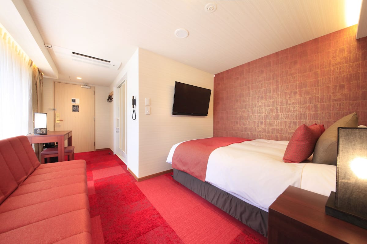 Rom, ikke-røyk (Accessibility Room, 1 Double Bed) | Dundyner, skrivebord, strykejern/-brett og wi-fi (inkludert)