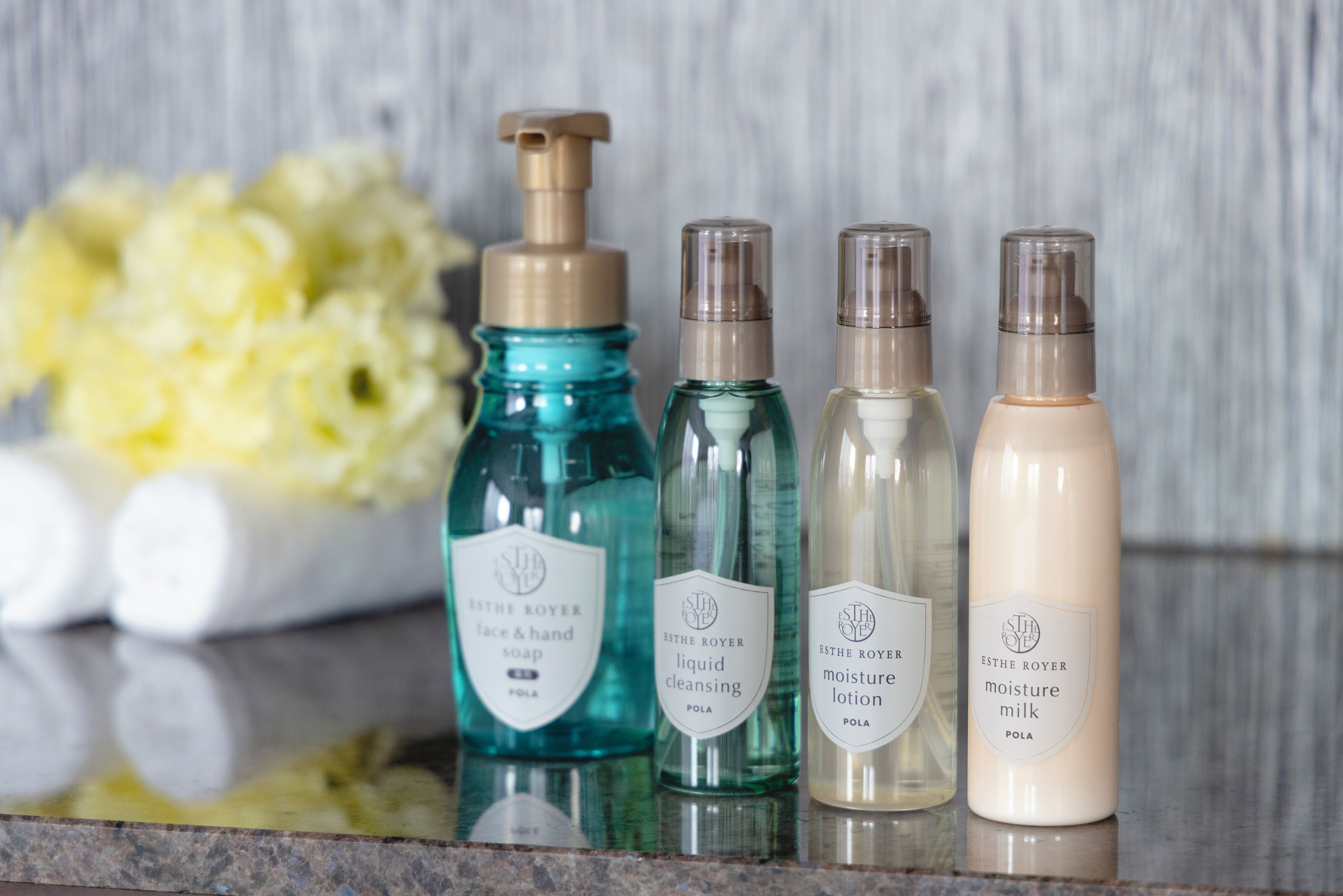 combined shower/bathtub, deep-soaking bathtub, free toiletries