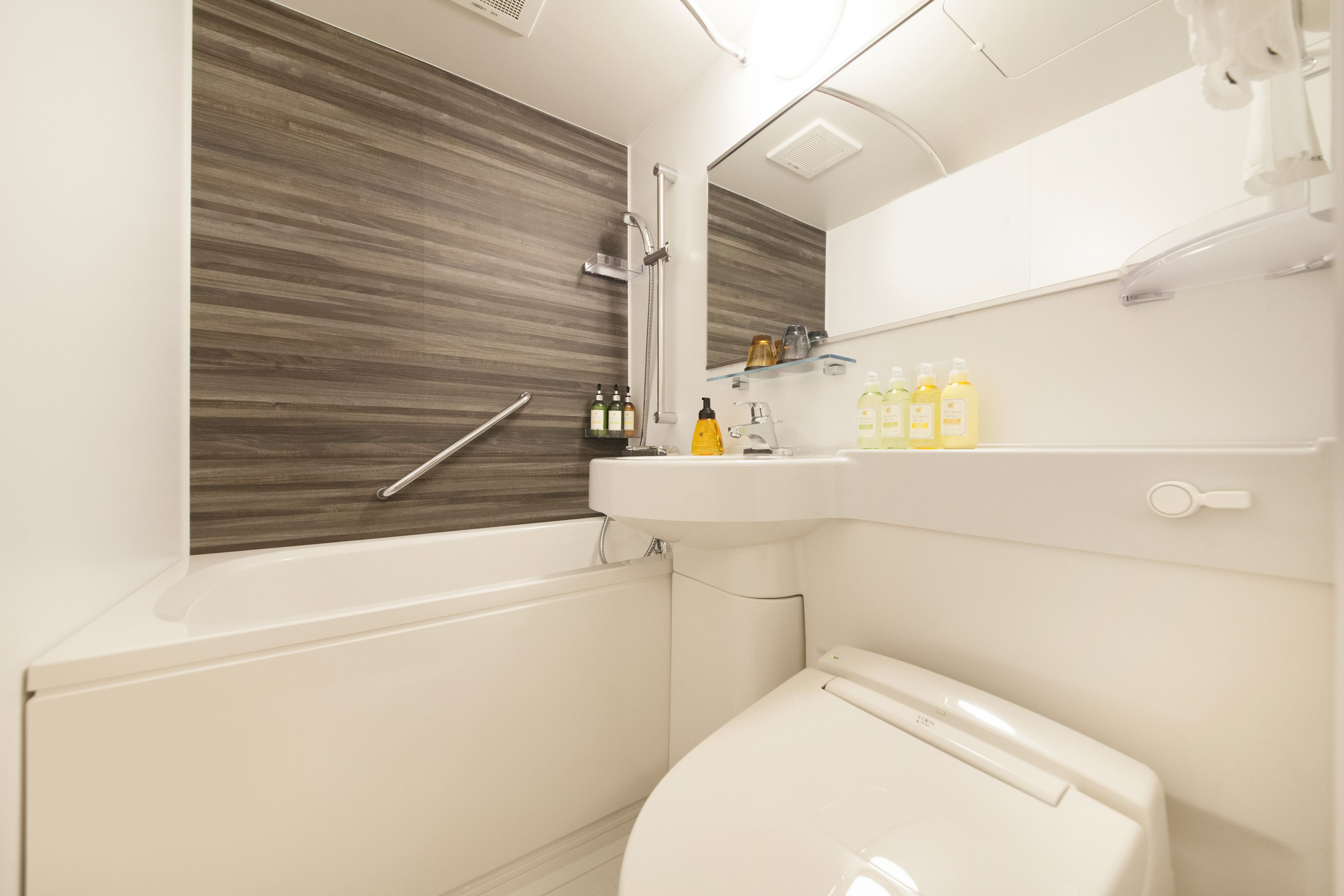 combined shower/bathtub, deep-soaking bathtub, free toiletries