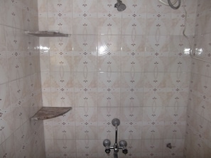 Executive Room | Bathroom | Shower, free toiletries