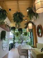 Desayuno continental diario (THB 300 por persona)