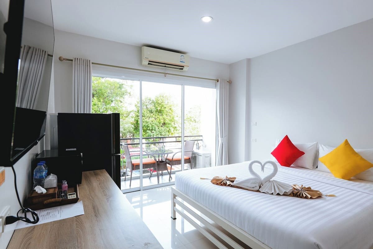 Cortinas opacas, wifi gratis, decoración individual y ropa de cama