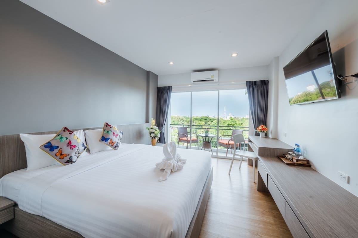 Cortinas opacas, wifi gratis, decoración individual y ropa de cama
