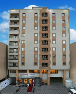Front of property – evening/night - La Villa Suites Hotel (Doha)