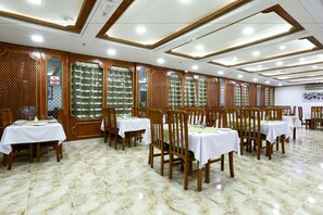 每日供應吃到飽早餐 (每人 QAR25)