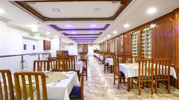 Phục vụ bữa sáng, bữa trưa, bữa tối, món ăn mang phong cách quốc tế