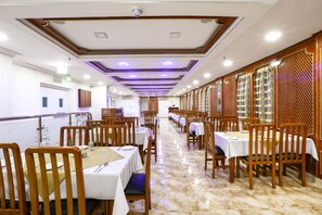 Breakfast, lunch, dinner served; international cuisine  - La Villa Suites Hotel (Doha)