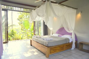 Ropa de cama de alta calidad y caja de seguridad en la habitación 