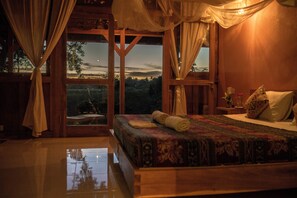 Habitación Deluxe con 1 cama doble o 2 individuales, vistas al valle | Ropa de cama de alta calidad, caja fuerte, decoración individual