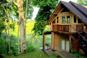 Habitación Deluxe con 1 cama doble o 2 individuales, vistas al valle | Ropa de cama de alta calidad, caja fuerte, decoración individual