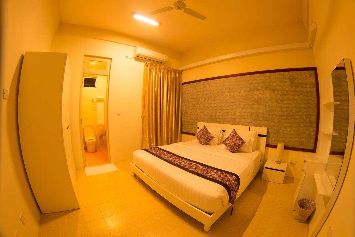 Minibar, in-room safe, desk, iron/ironing board