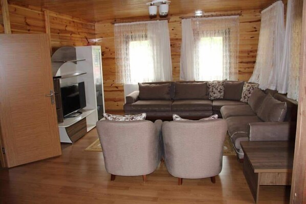 Familienapartment, 2 Schlafzimmer | Wohnzimmer | LCD-Fernseher