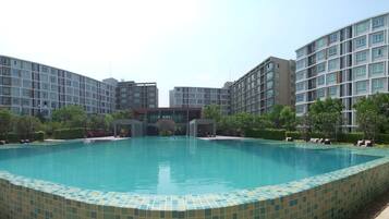 Kolam renang outdoor, dengan payung kolam renang dan kursi berjemur