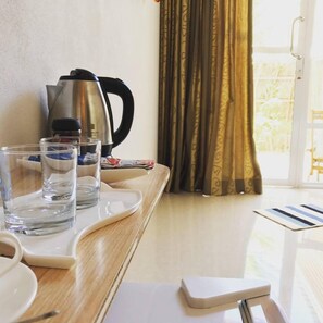 Superior-Zimmer, 1 Queen-Bett, Terrasse, Gartenblick | 1 Schlafzimmer, Minibar, Zimmersafe, Bügeleisen/Bügelbrett