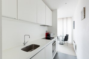 Apartment | Shared kitchen | Fridge, oven, cookware/dishes/utensils
