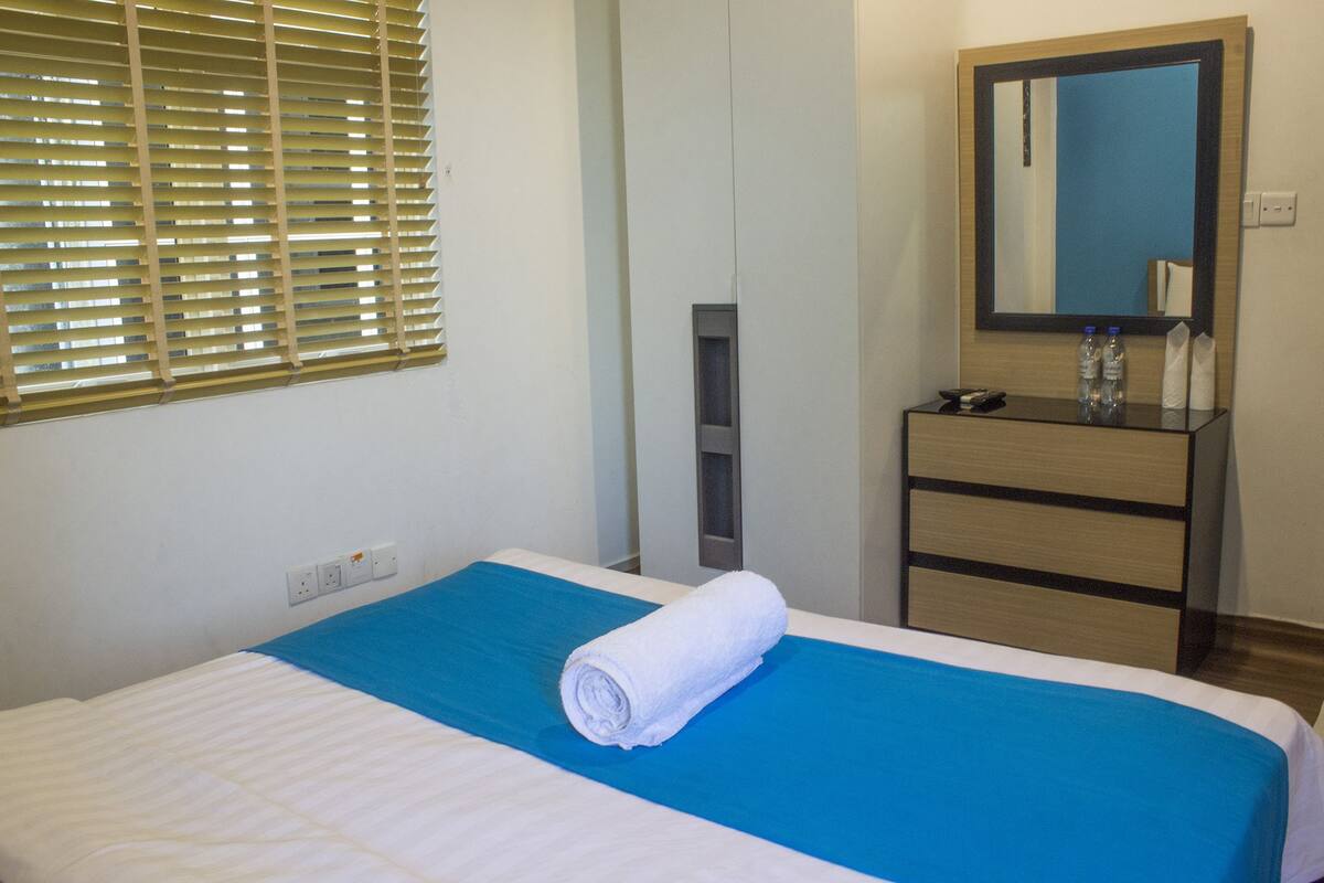 Habitación doble Deluxe, para no fumadores | Escritorio, tabla de planchar con plancha, cunas y camas extra