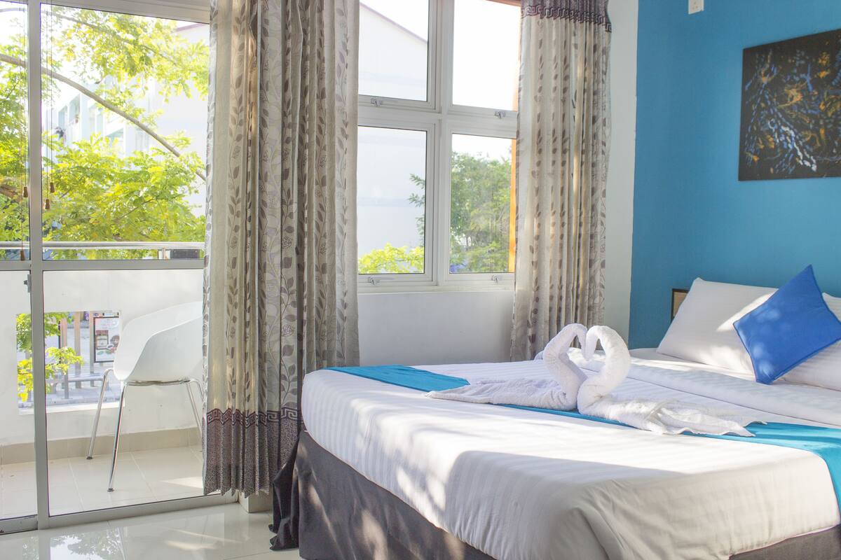 Deluxe Double Room, Smoking, Balcony | Desk, iron/ironing board (on request), cribs (surcharge)