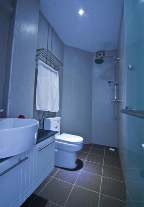 ฝักบัว, ของใช้ในห้องน้ำฟรี, ผ้าเช็ดตัว