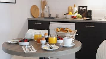 Fridge, microwave, stovetop, coffee/tea maker