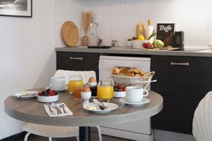 Fridge, microwave, stovetop, coffee/tea maker