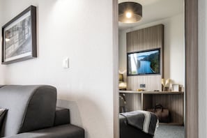 Apartamento, 1 quarto | Área de estar | TV de tela plana