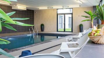 Kolam renang tertutup