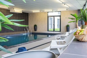 Una piscina cubierta