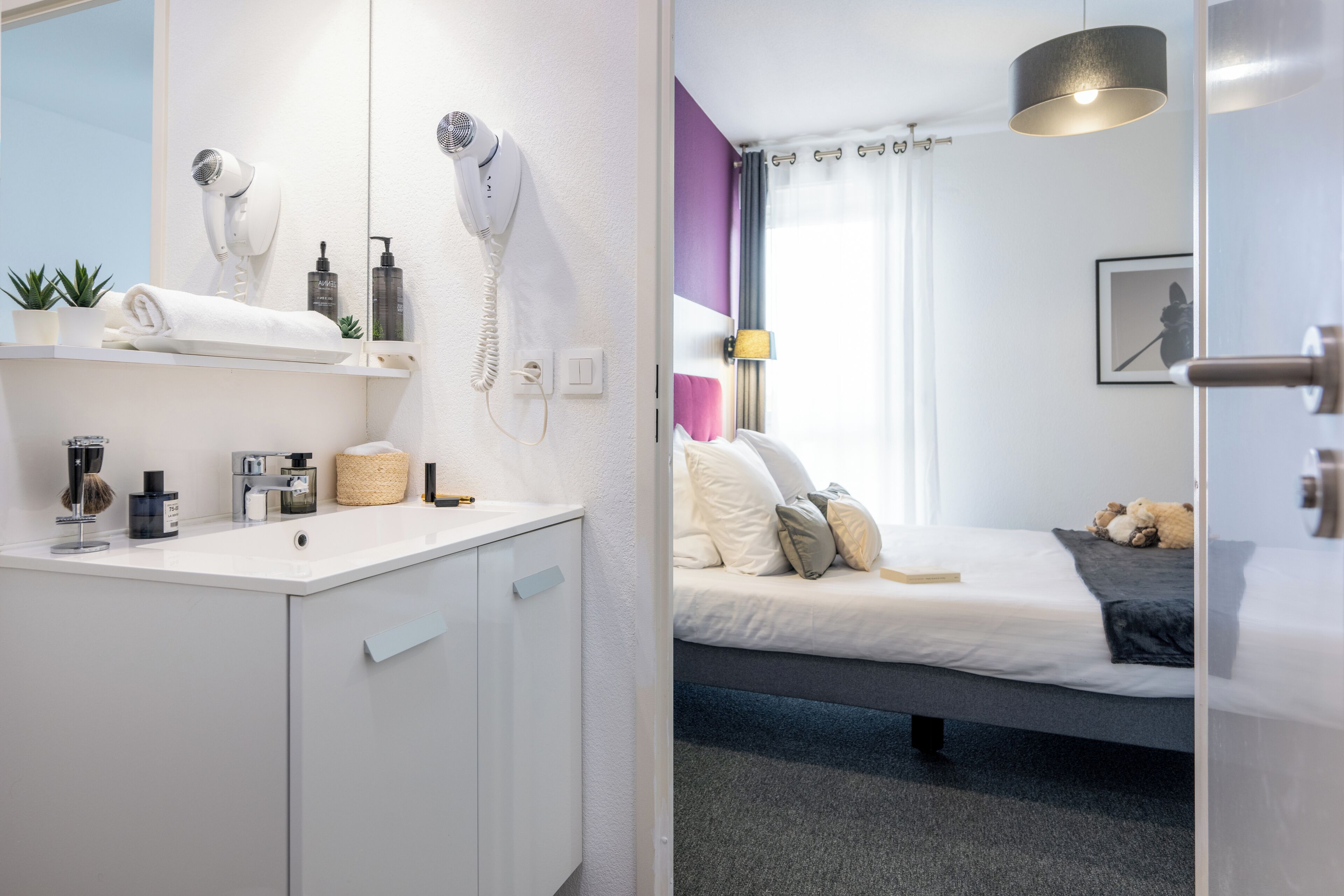 Una habitación de hotel moderna con baño y cama.