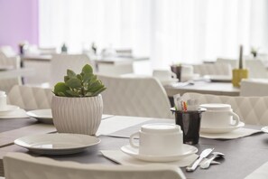 Daily continental breakfast (EUR 14 per person)