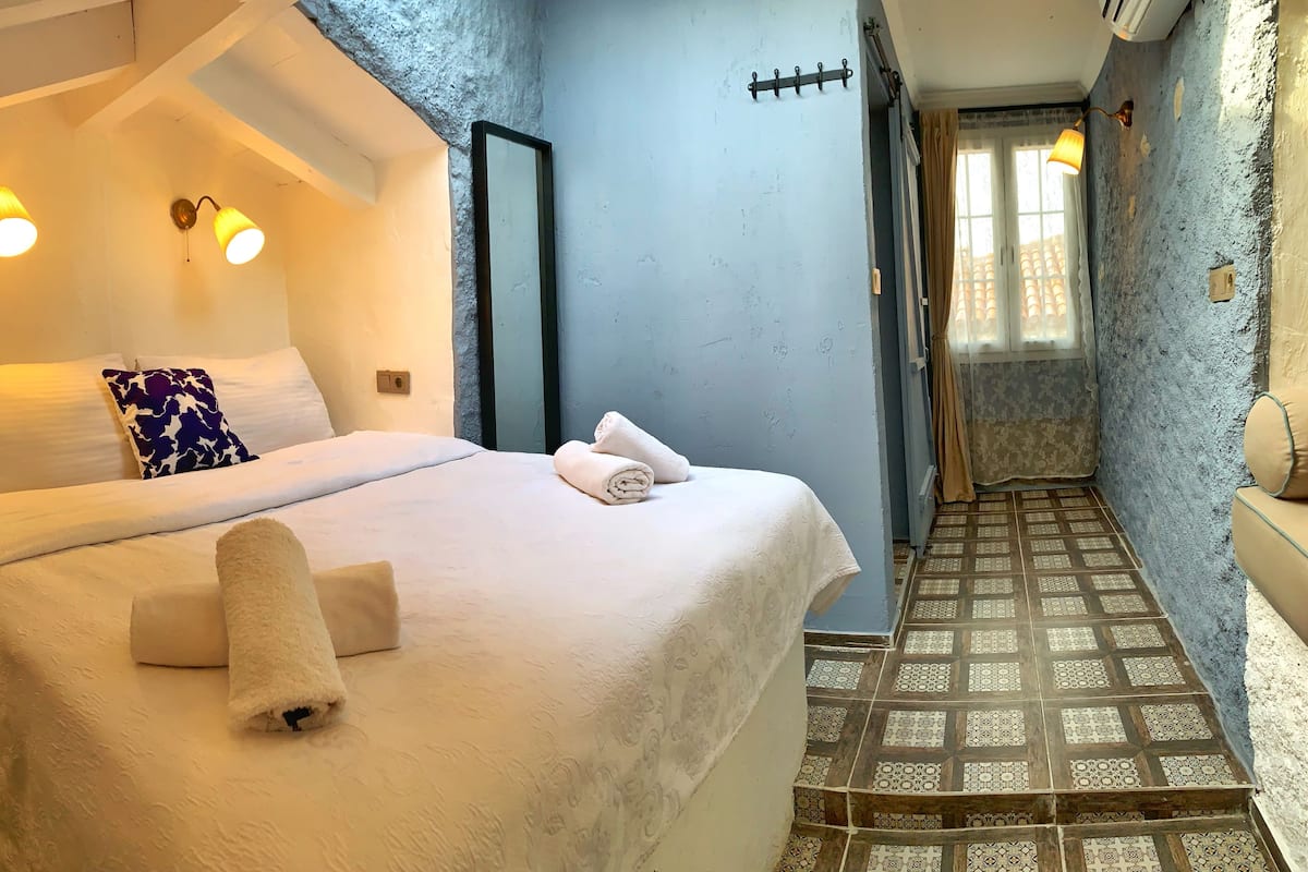Ropa de cama de alta calidad, minibar y escritorio
