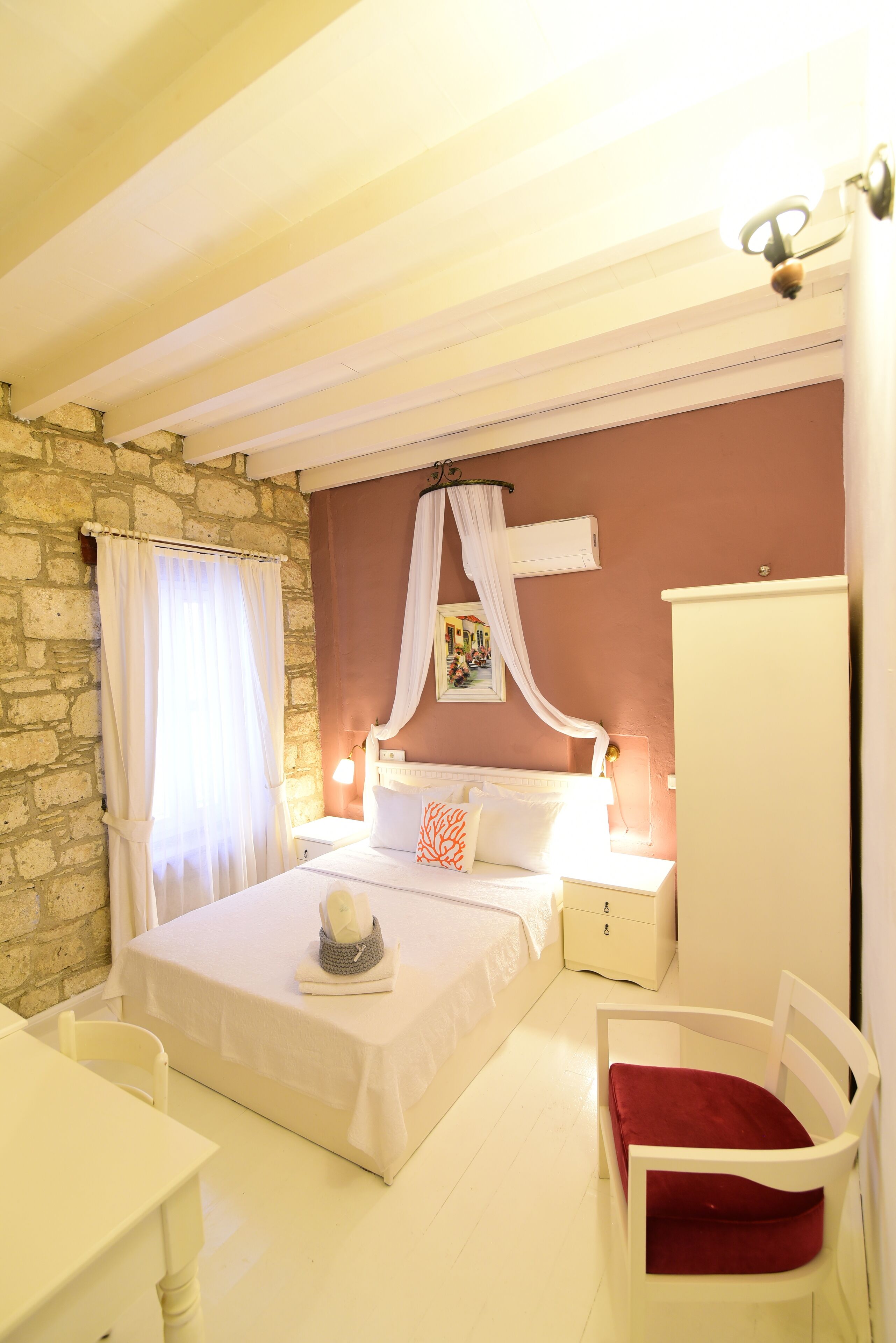 Ropa de cama de alta calidad, minibar y escritorio 