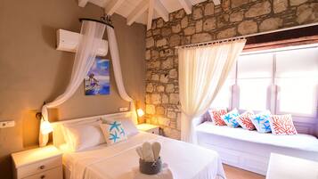 Habitación cuádruple superior | Ropa de cama de alta calidad, minibar y escritorio