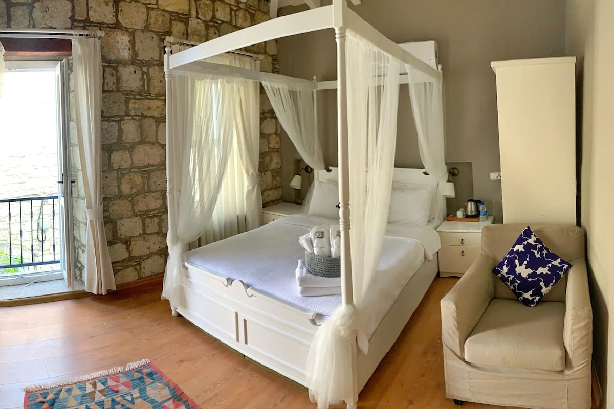 Ropa de cama de alta calidad, minibar y escritorio