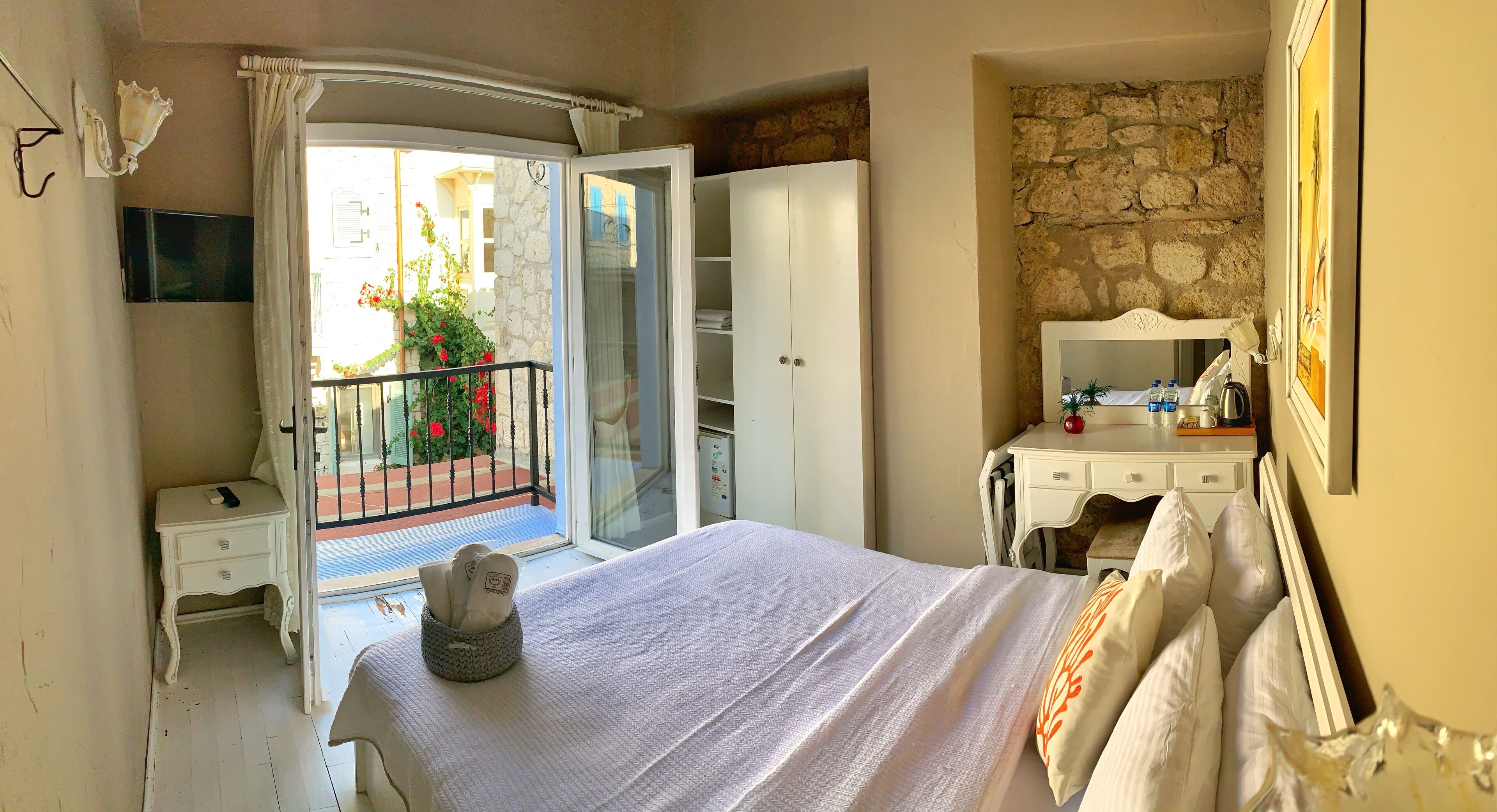 1 bedroom, premium bedding, minibar, desk