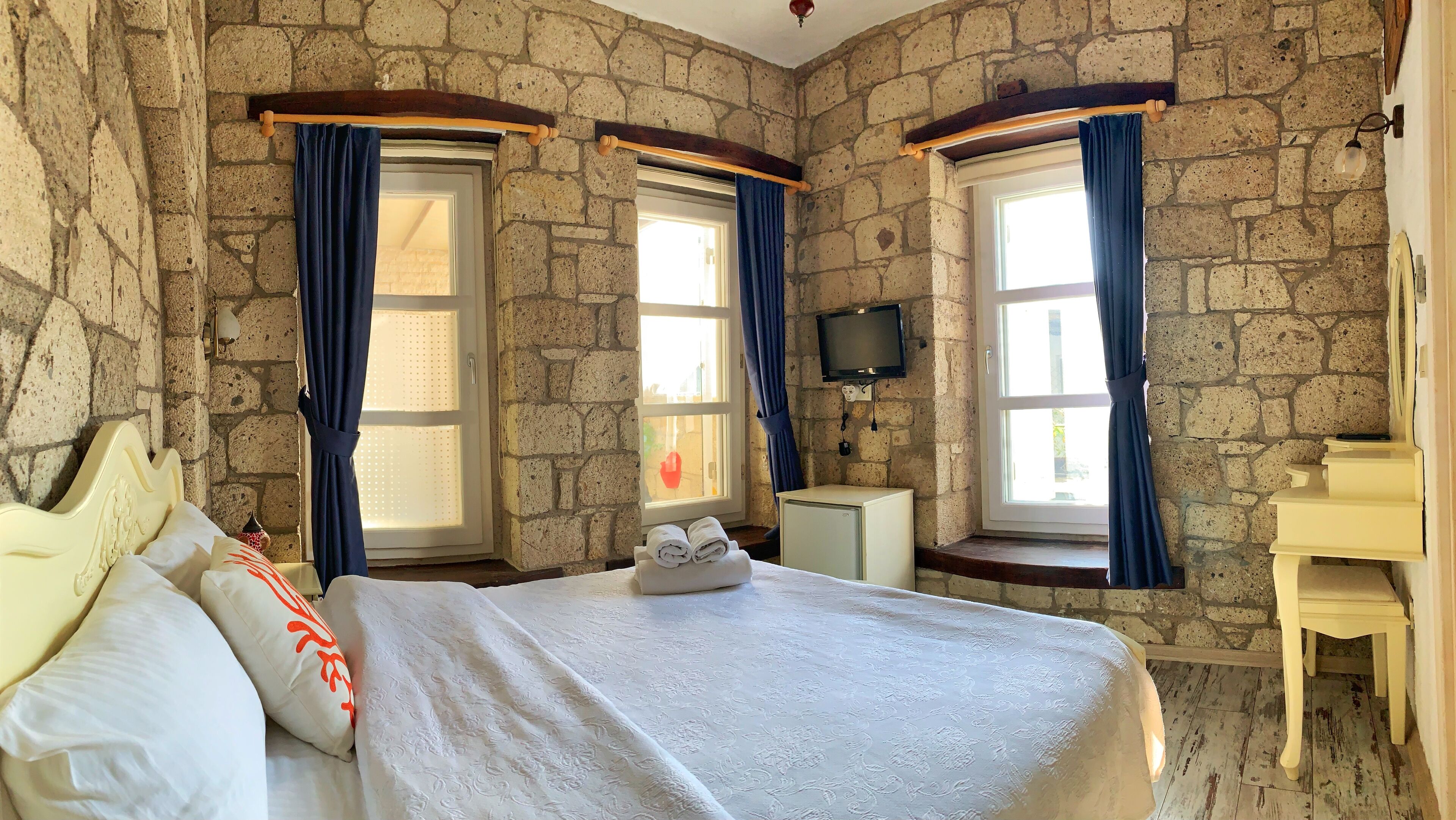 1 bedroom, premium bedding, minibar, desk