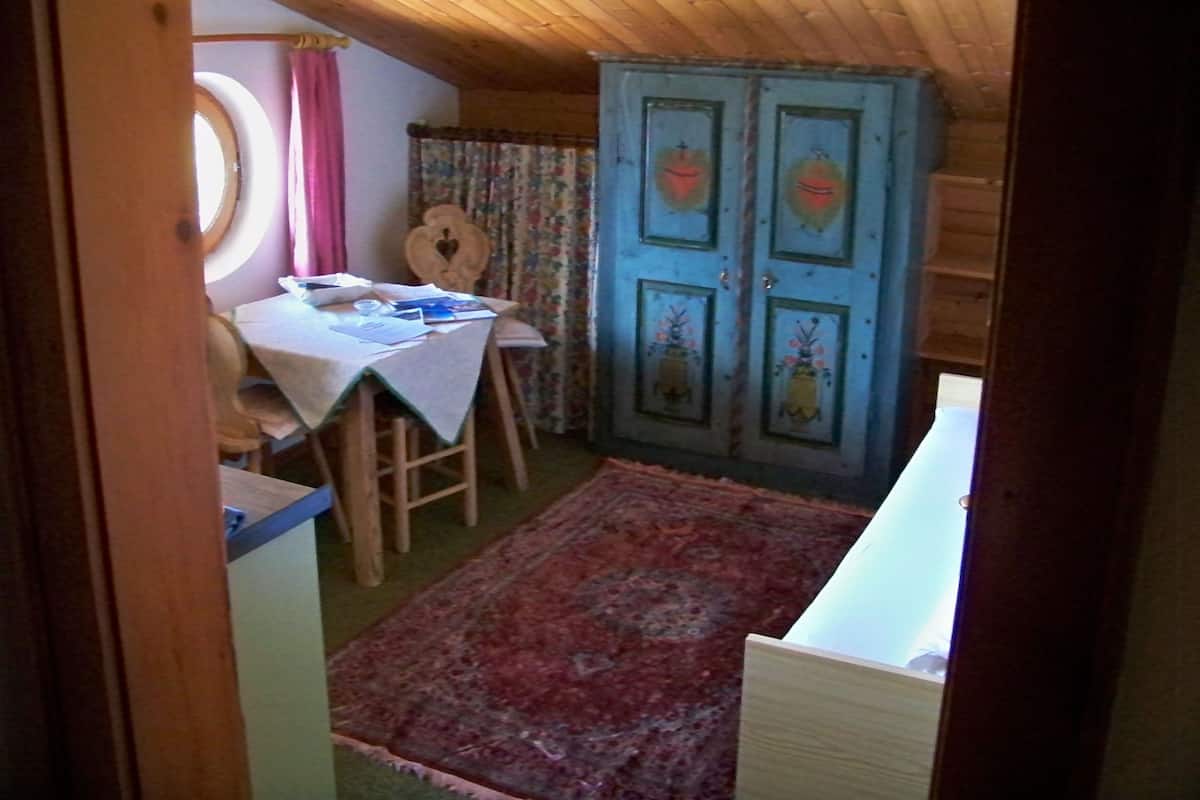 Eenvoudig appartement, 1 slaapkamer, uitzicht op bergen, uitzicht op gebergte | 2 slaapkamers, luxe beddengoed, een kluis op de kamer