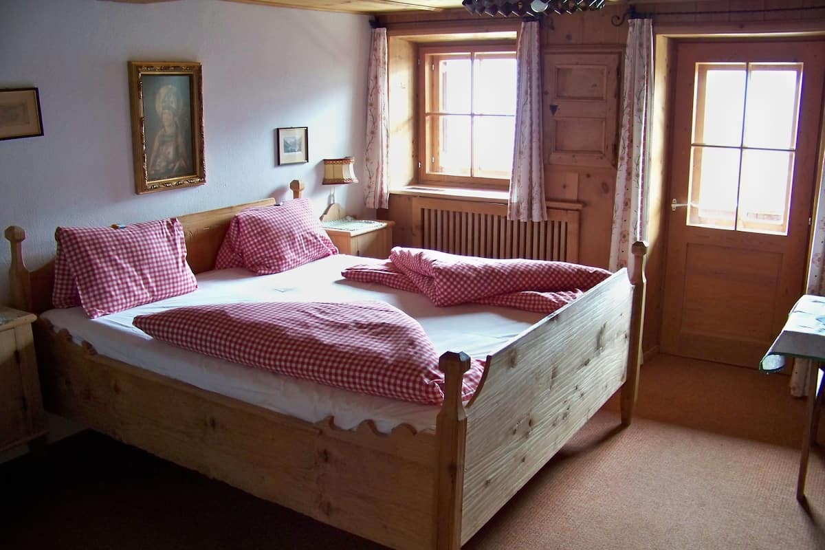 Eenvoudige tweepersoonskamer, uitzicht op bergen, uitzicht op gebergte | 2 slaapkamers, luxe beddengoed, een kluis op de kamer