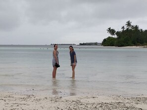 Plage, sable blanc, navette gratuite vers la plage, chaises longues